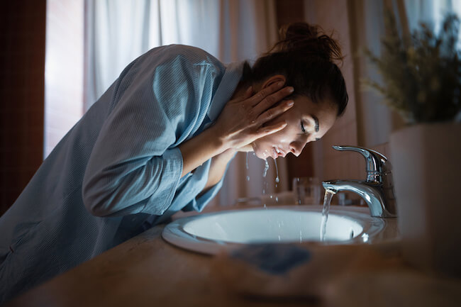 洗顔　　水で顔を洗う女性